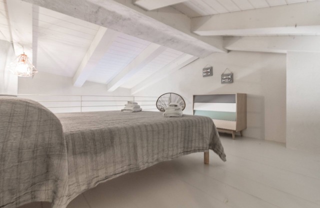 Apartamento moderno de dos habitaciones con wi-fi gratuito.