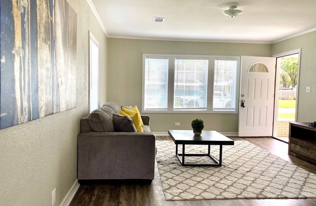 Modern Two Bedroom House near Galveston. Perfect for fishing, shopping, family.