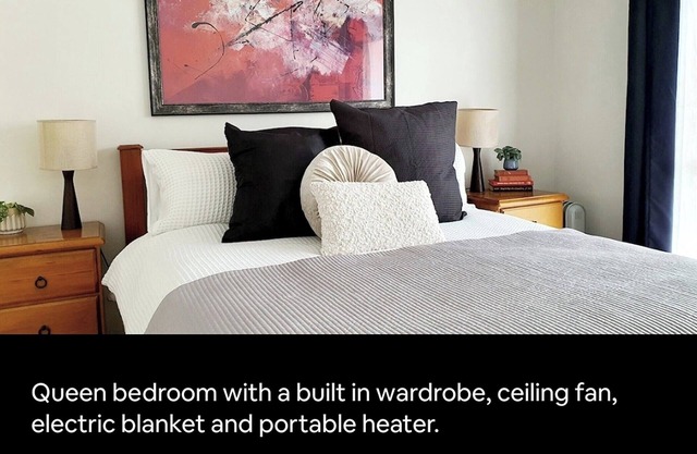 Modern Unit 4 kms To Sovereign Hill | 1-6 Guests w/ Garage and Backyard