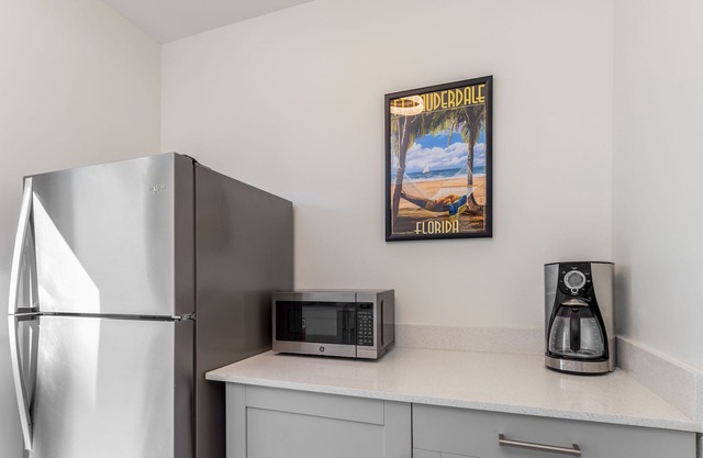 Modern & Updated Suite. Walk to Las Olas!
