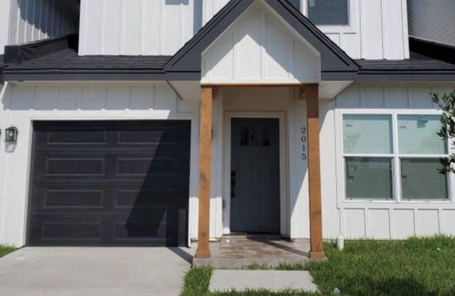 Modern upscale townhome 5min drive from shopping,restaurants,movies,mall
