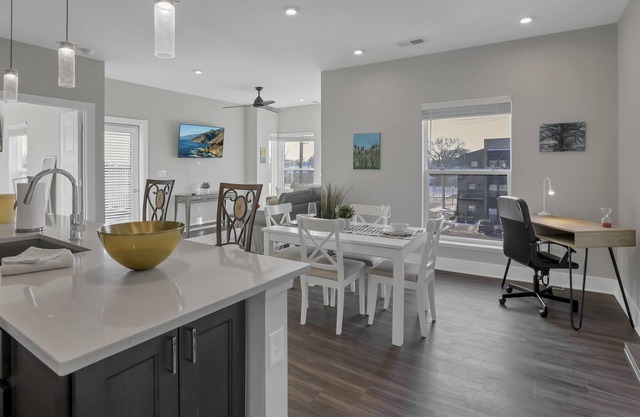 Modern urban oasis/2 bedrooms/free parking/balcony