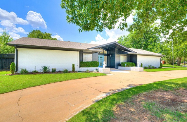 Modern Urban Retreat With Hot Tub. Close to major popular restaurants.