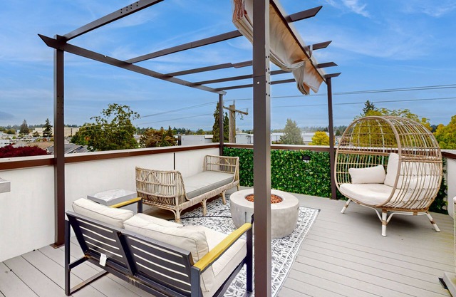 Modern, urban townhome with rooftop patio views, gas grill and fire pit