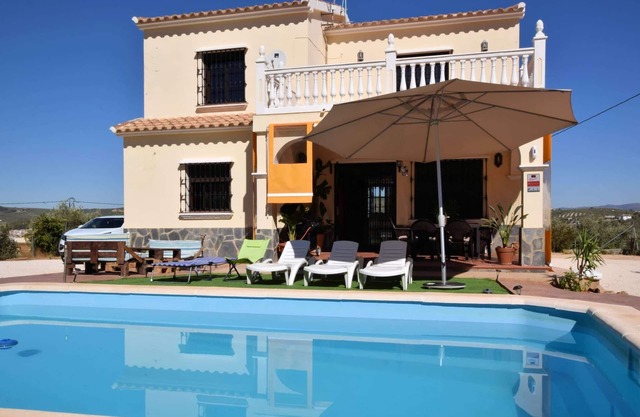 Hermosa Villa en Villanueva del Trabuco con Jacuzzi