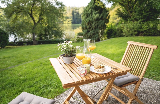 Modern vacation apartment directly on the Schloßsee, with its own terrace