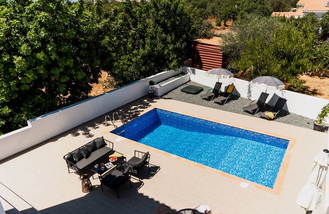 Moderna villa de vacaciones con impresionantes vistas al mar y piscina privada. Todo tuyo.