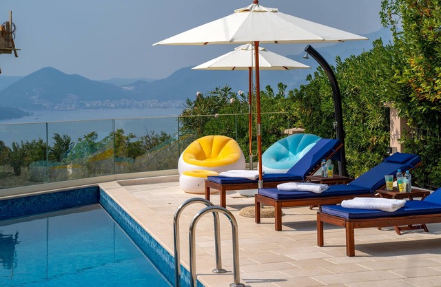 Modern vacation villa with pool / air conditioning in Blizikuce / Budva / Montenegro