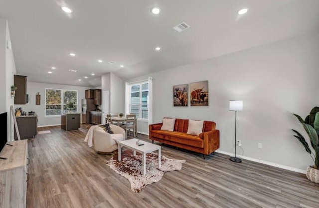 Modern Very Clean 3 Bedroom Home Lake Conroe
