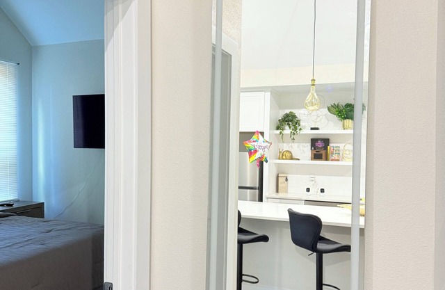 Modern & Vibrant Home- 15 mins from downtown Houston