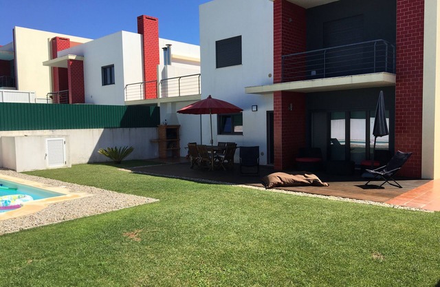 Villa moderna cerca de Ericeira con piscina y vistas al mar.