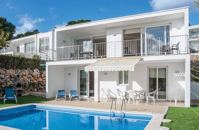 Villa moderna con habitaciones amplias, barbacoa ubicada cerca de la playa y el pueblo