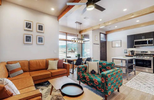 Modern Villa / 2BR / 2BA / FP / 2 Patios / Arcade / 5 min to Slopes and Trails!