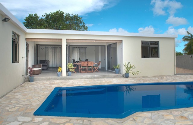 Villa moderna y espaciosa con piscina privada, jardín, excelente ubicación.