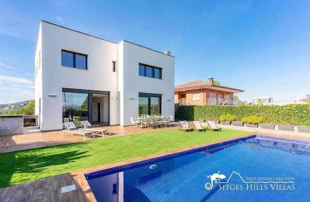 Moderna Villa Divina con piscina privada cerca de Sitges