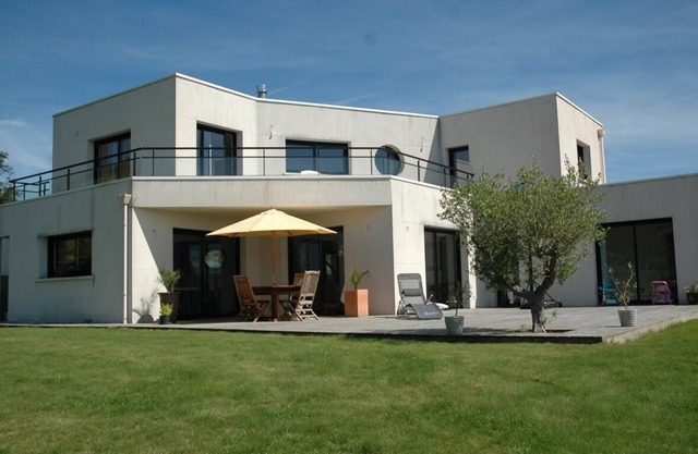 Villa moderna en un gran jardín a pocos minutos del mar.