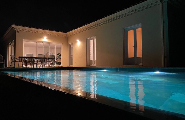 Villa moderna en el corazón de la naturaleza con magníficas vistas y piscina infinita.