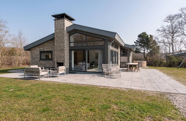 Modern villa Klaver Vier with south-terrace, sauna, jacuzzi and outdoor fireplace
