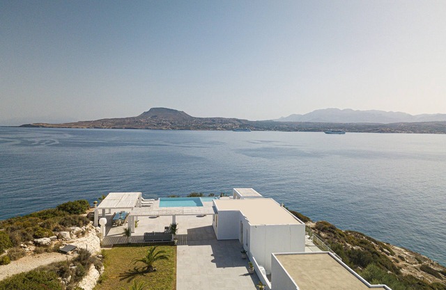 Modern Villa Overlooking the Aegean. Next to the sea.