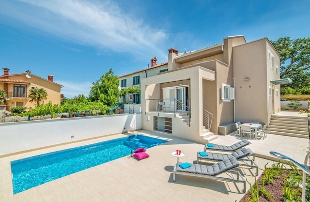 Villa moderna, piscina privada a solo 20 minutos en coche de una de las playas más hermosas de Istria.