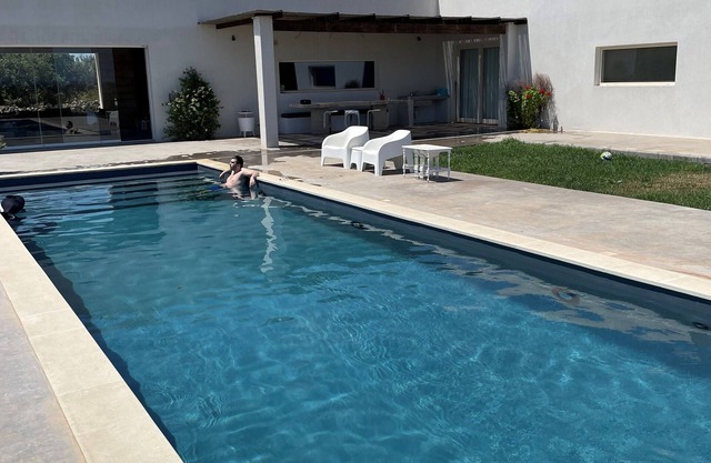 ESPECTACULAR VILLA CON VISTAS AL MAR, INMERSA EN OLIVA MILENARIA