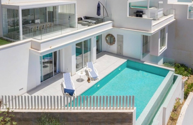 Villa moderna con vista impresionante y piscina privada en Almuñecar