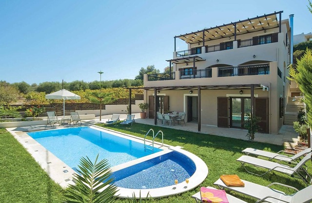 Villa moderna totalmente amueblada con fácil acceso al área local, terrazas y una piscina.