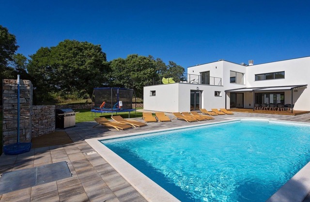 Villa moderna con gran piscina en un lugar tranquilo en Istria