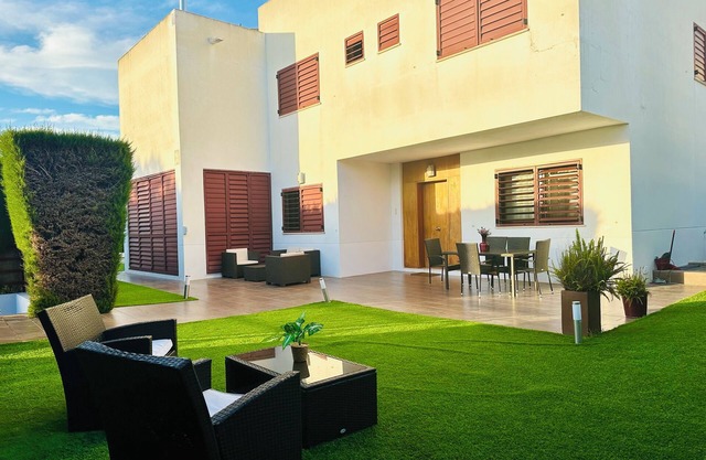 Modern villa with pool and garden. Just a few steps from the subway station.