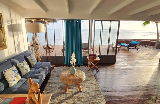 Villa moderna con piscina junto al mar en la isla de Moorea