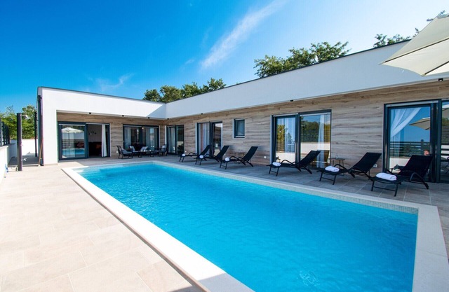 Modern villa with pool and garden near Pula