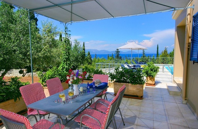 Villa moderna con piscina privada y vistas panorámicas al mar Vistas