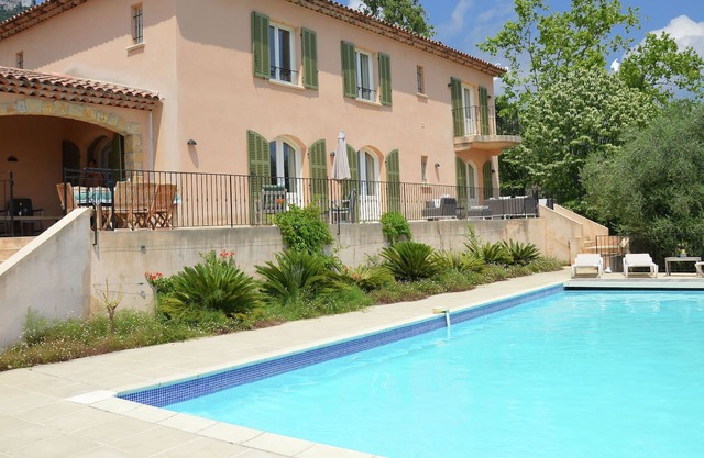 Villa moderna con piscina privada en Cabris