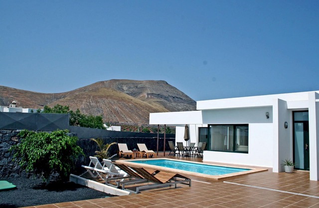 Villa moderna en Yaiza, con piscina privada climatizable y vista mar al suroeste