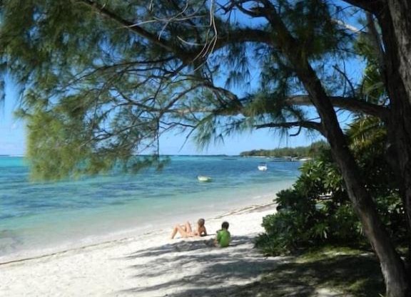 Modern Villa with service. Exceptional beach, private swimming pool