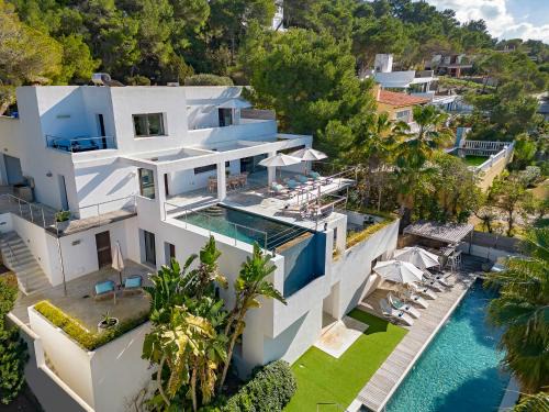 Modern Villa with Seaviws Sleeps 14