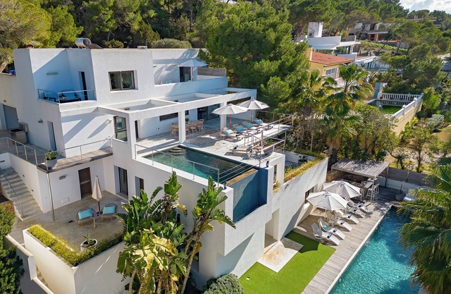 Modern Villa with Seaviews Sleeps 14