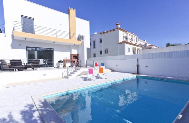 Villa moderna con piscina, mesa de billar y cine, 300 m3