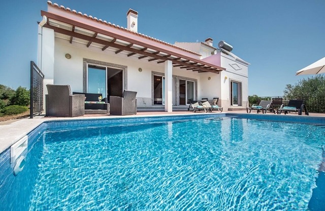 Moderna villa con piscina situada en un hermoso valle en Tavira.