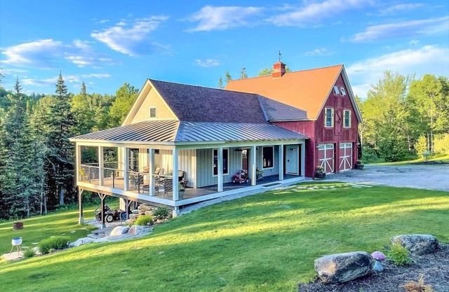 Modern VT Farmhouse w/Hot Tub - 10 mins to Okemo