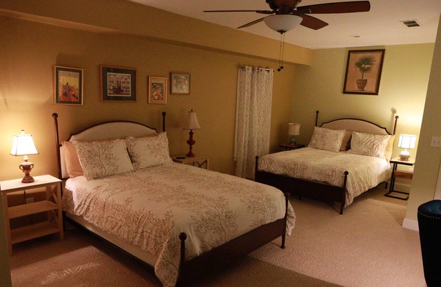 Modern w/firepit, super close to great hiking trails and a beautiful lake .
