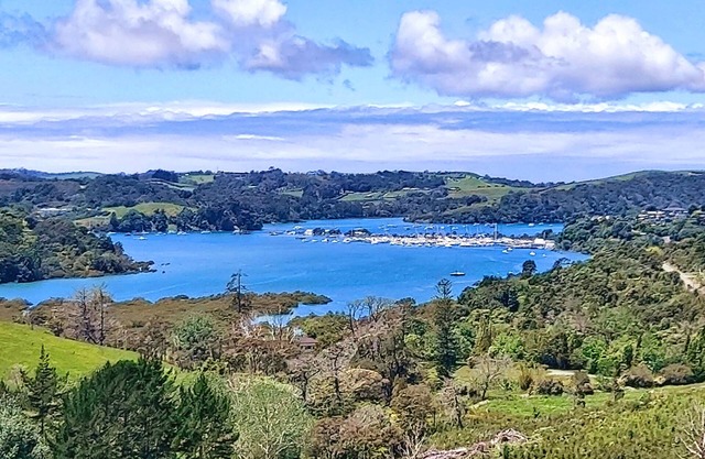 Modern warm house short 5 minute drive from Matakana. Walk to great vineyards