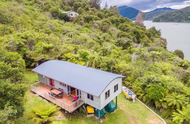 Waterfront Home moderno lejos del hogar con vistas