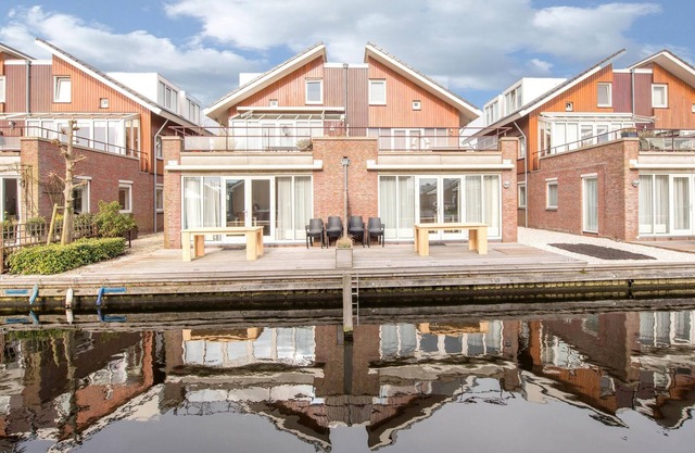 Very nice, modern flat on the waterfront, near Alkmaar