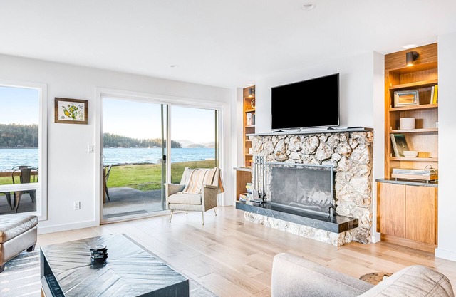 ¡Casa moderna, amigable para perros, frente al mar con vista a la bahía!
