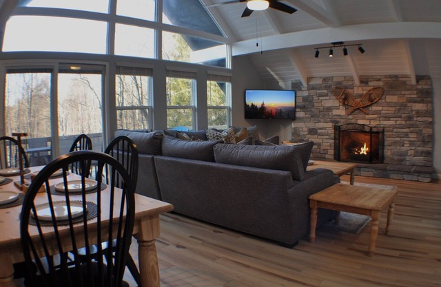 Modern Waynesville Cabin Getaway! 2 Fireplaces, Pool Table, Close To Everything!