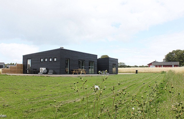 Modern, well-equipped holiday home on a large property very close to the water