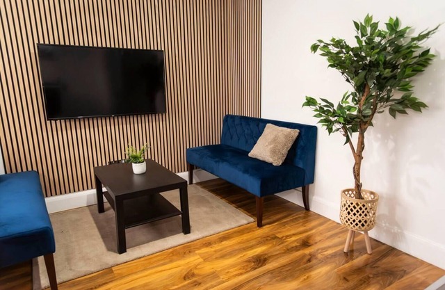 Modern West London flat, free parking, sleeps 5