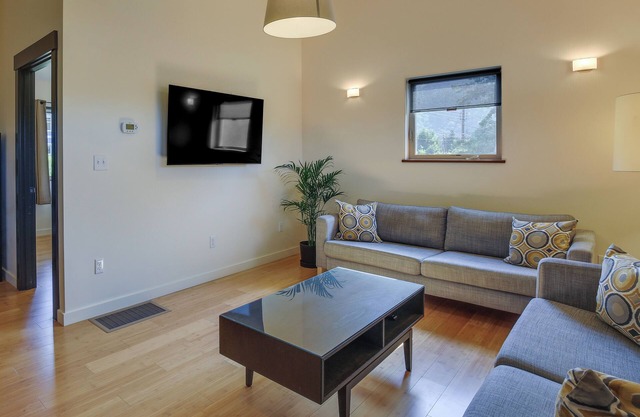 Modern White Salmon Apartment, Steps From Town