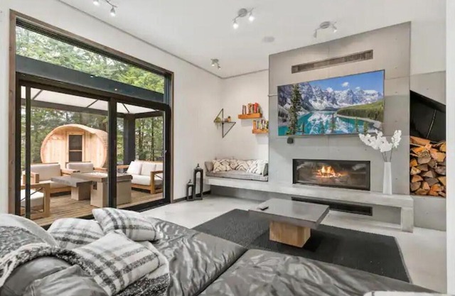 Modern x Muskoka: Contemporary Waterfront Oasis